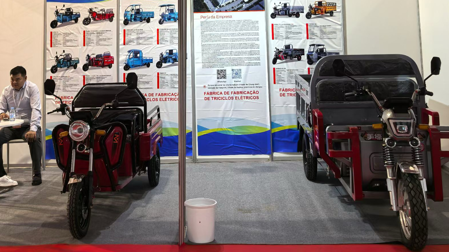 Overseas clients visiting factory and exhibition, electric cargo tricycle display and business cooperation communication for export wholesale