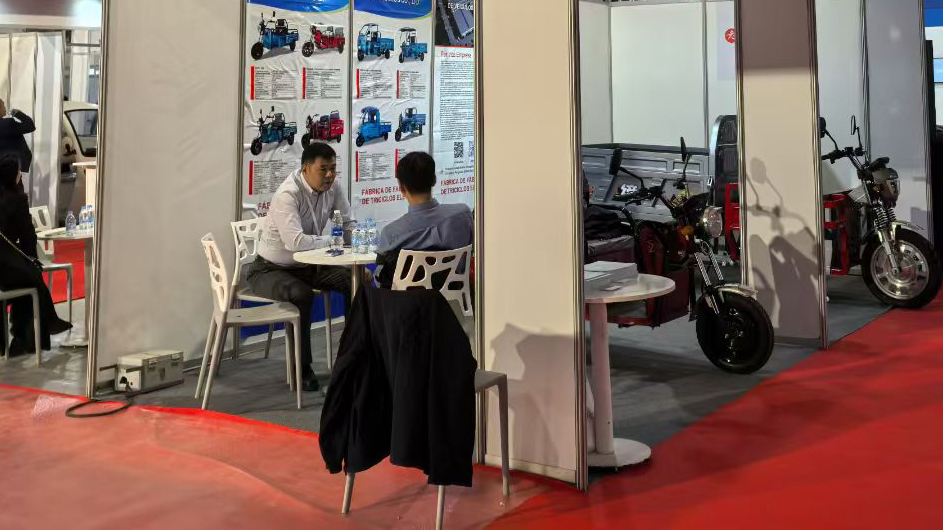 Overseas clients visiting factory and exhibition, electric cargo tricycle display and business cooperation communication for export wholesale