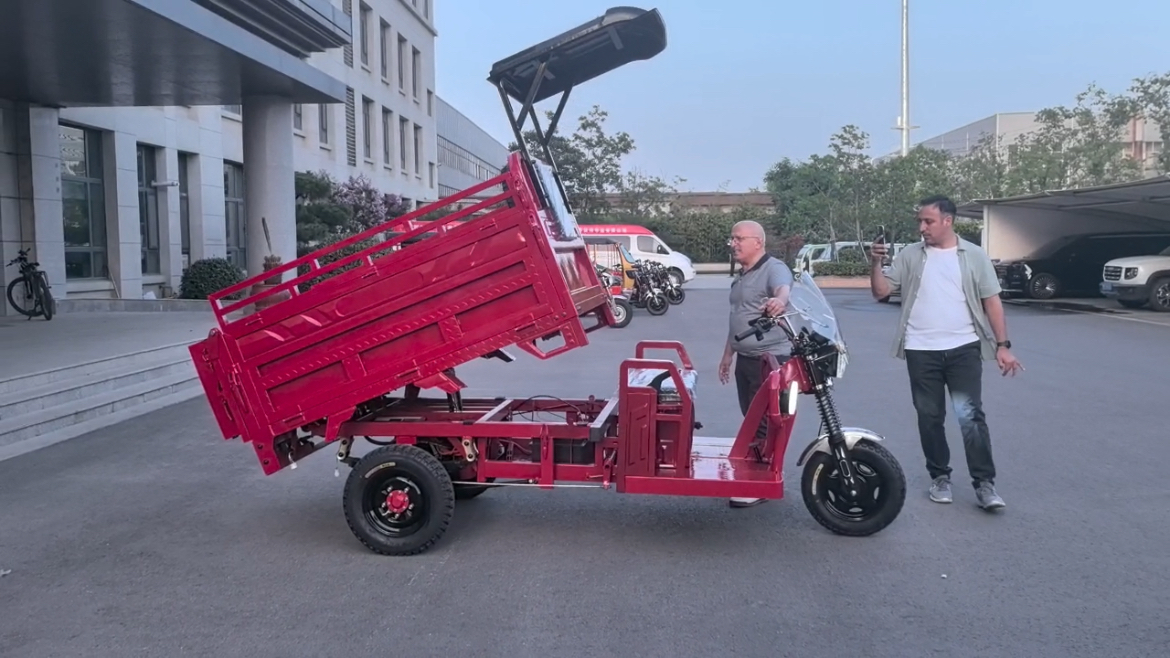 Overseas clients visiting factory and exhibition, electric cargo tricycle display and business cooperation communication for export wholesale