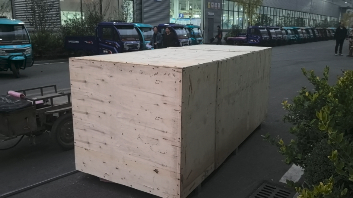 Sturdy wooden box and metal frame packaging for electric tricycles and scooters, shockproof export packing for overseas container delivery