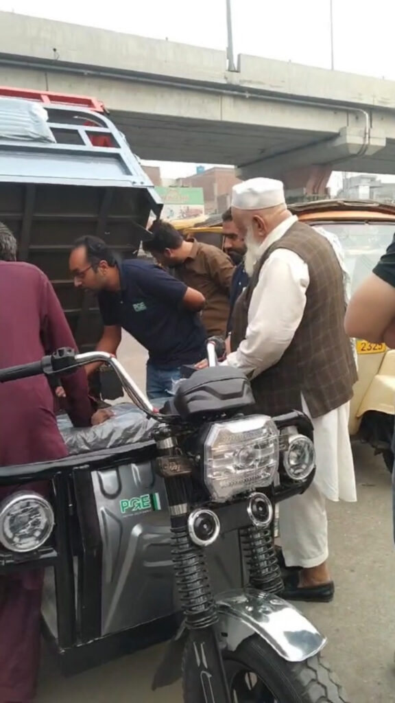 Local Pakistani wholesaler inspect electric cargo tricycle on local market, overseas agent sales scene for three wheel transport vehicle wholesale