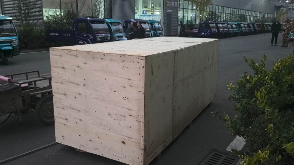 Sturdy wooden box and metal frame packaging for electric tricycles and scooters, shockproof export packing for overseas container delivery