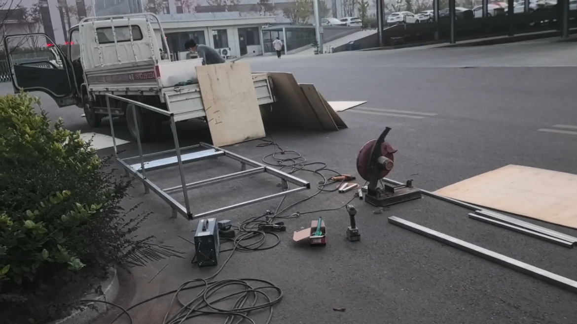 Sturdy wooden box and metal frame packaging for electric tricycles and scooters, shockproof export packing for overseas container delivery
