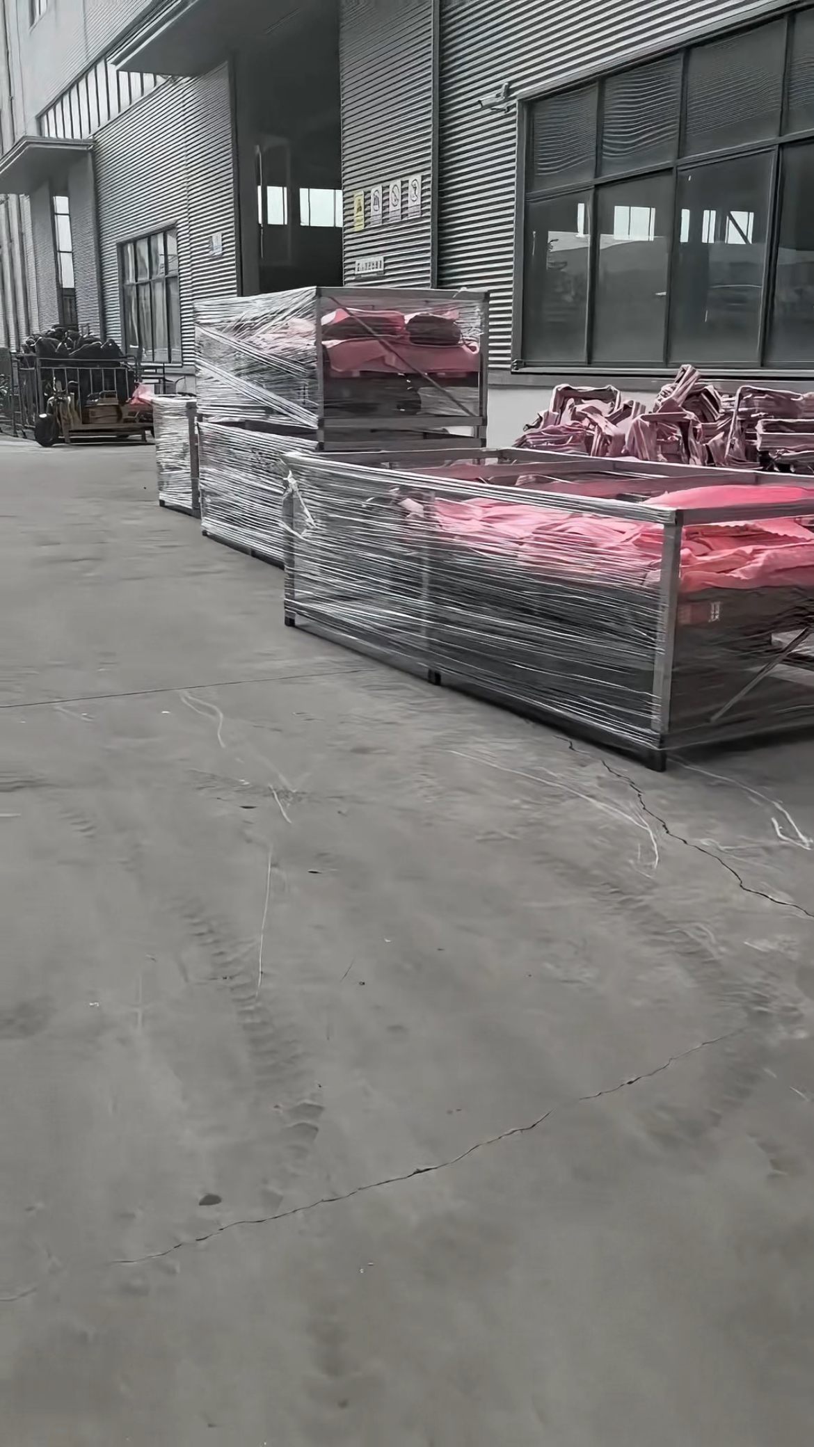 Sturdy wooden box and metal frame packaging for electric tricycles and scooters, shockproof export packing for overseas container delivery