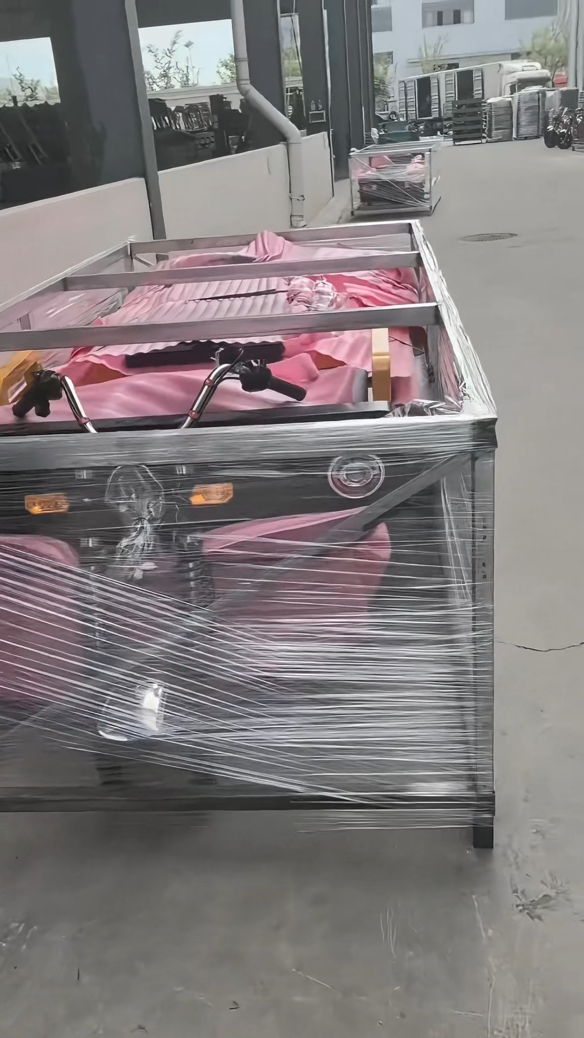 Sturdy wooden box and metal frame packaging for electric tricycles and scooters, shockproof export packing for overseas container delivery