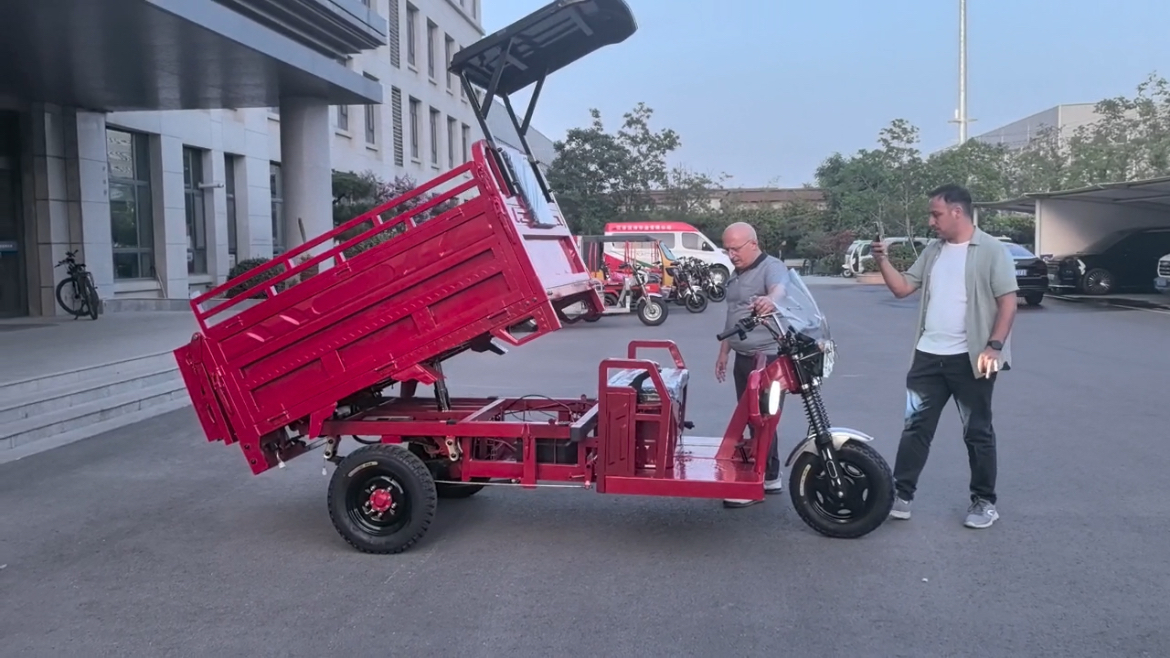 Overseas customer test self-unloading electric cargo tricycle, dump three wheel transport vehicle with lifting cargo box for farm goods delivery wholesale