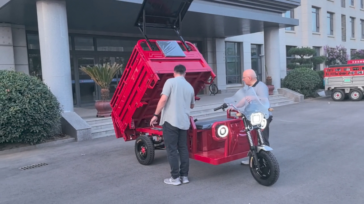 Overseas customer test self-unloading electric cargo tricycle, dump three wheel transport vehicle with lifting cargo box for farm goods delivery wholesale