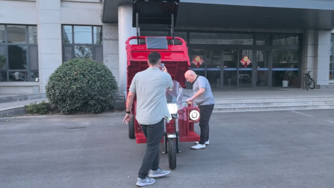Overseas customer test self-unloading electric cargo tricycle, dump three wheel transport vehicle with lifting cargo box for farm goods delivery wholesale